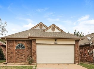 1385 Chinaberry Dr, Lewisville, TX 75077