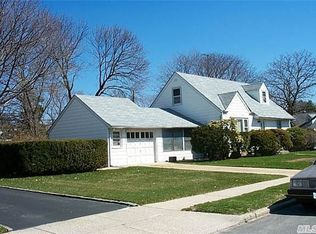 57 Willow Pl, Albertson, NY 11507