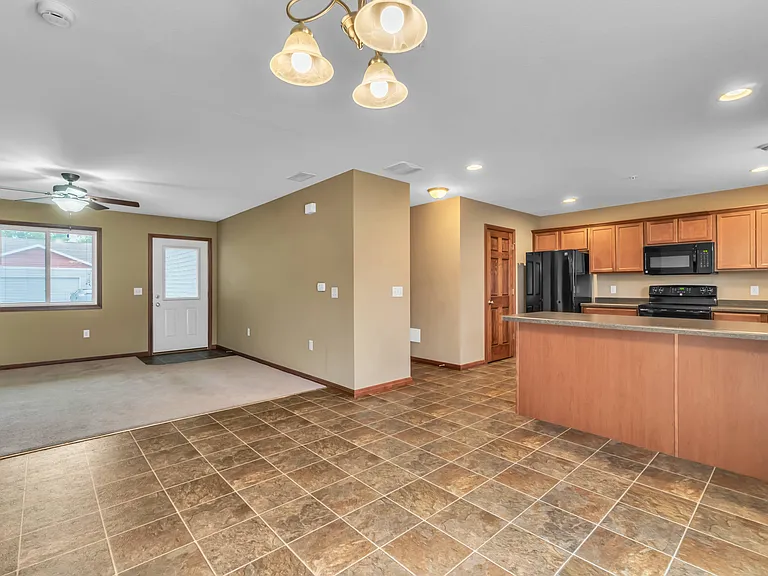 Willow Creek Townhomes — Photo 9