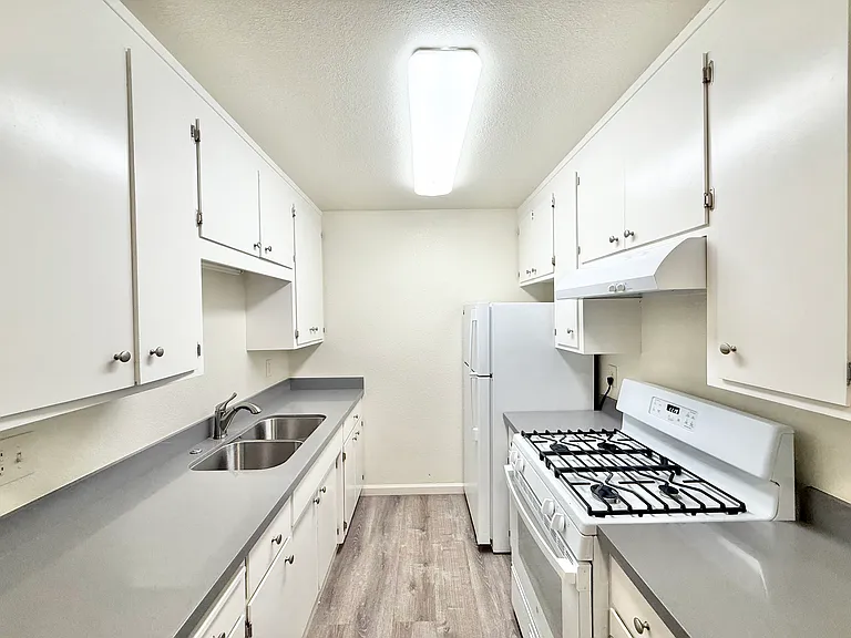 633 Stewart St #6 — Photo 1