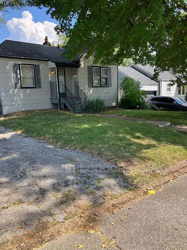 4 bed, 2.0 bath, 988 sqft, $1,325 — Photo 2