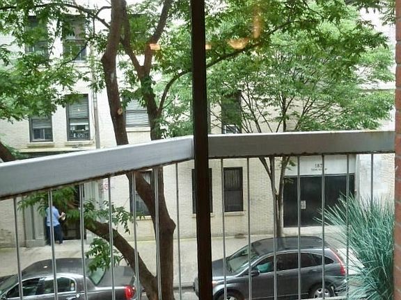 3rd image of 184 Thompson St APT 1K