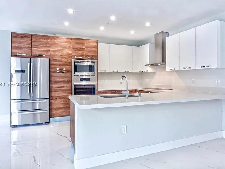 718 Valencia Ave #202 — Photo 9