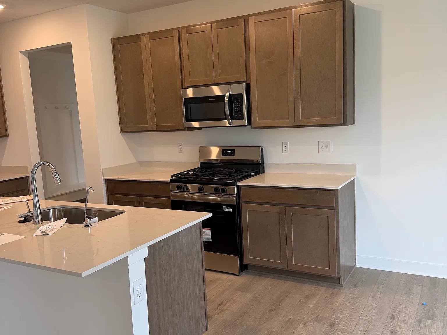 5 bed, 2578 sqft, $3,100 — Photo 2