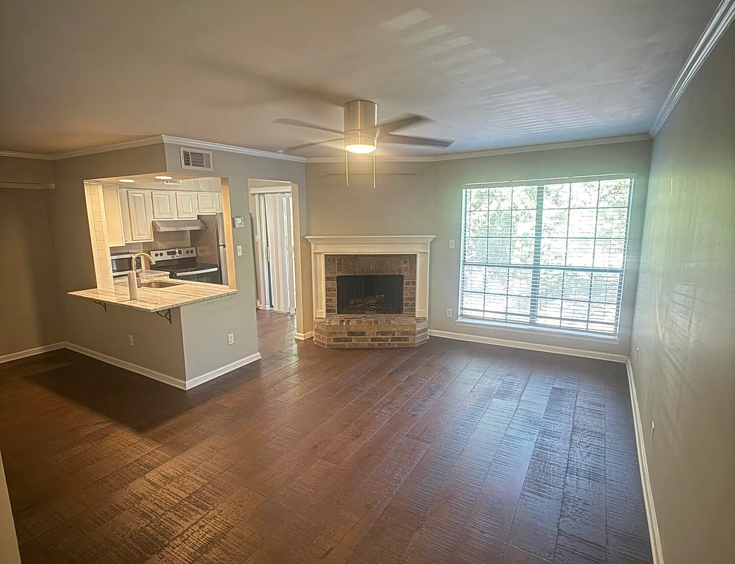 2 bed, 1.5 bath, 1033 sqft, $1,400 — Photo 2