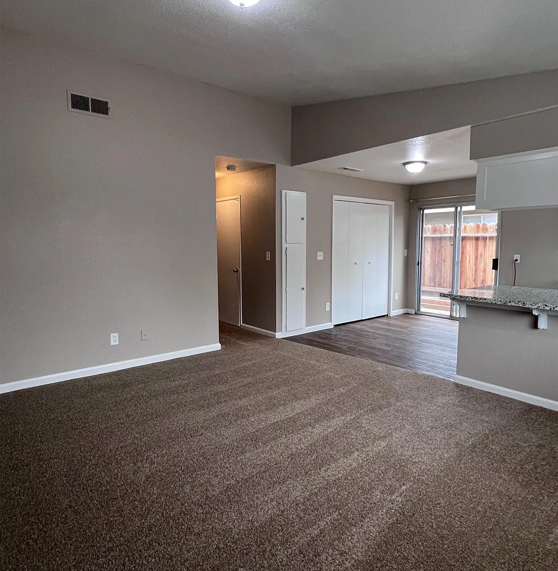 3 bed, 1000 sqft, $1,595 — Photo 3