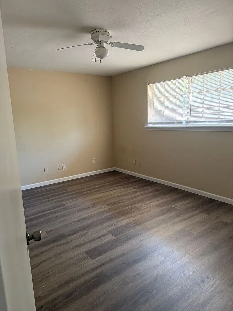 4521 Columbia Apartmetns — Photo 1