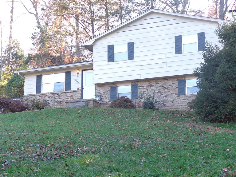 2333 Roundtree Rd — Photo 2