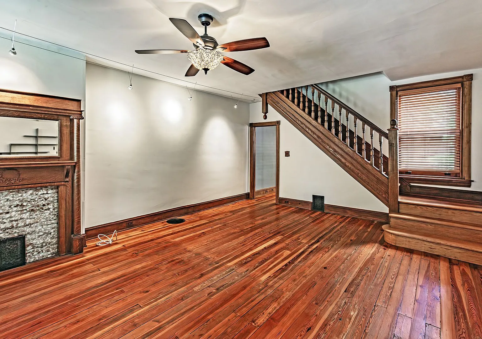Charming and unique 3 bedroom, 3 bath townhome near Brandywine River and Zoo — Photo 3