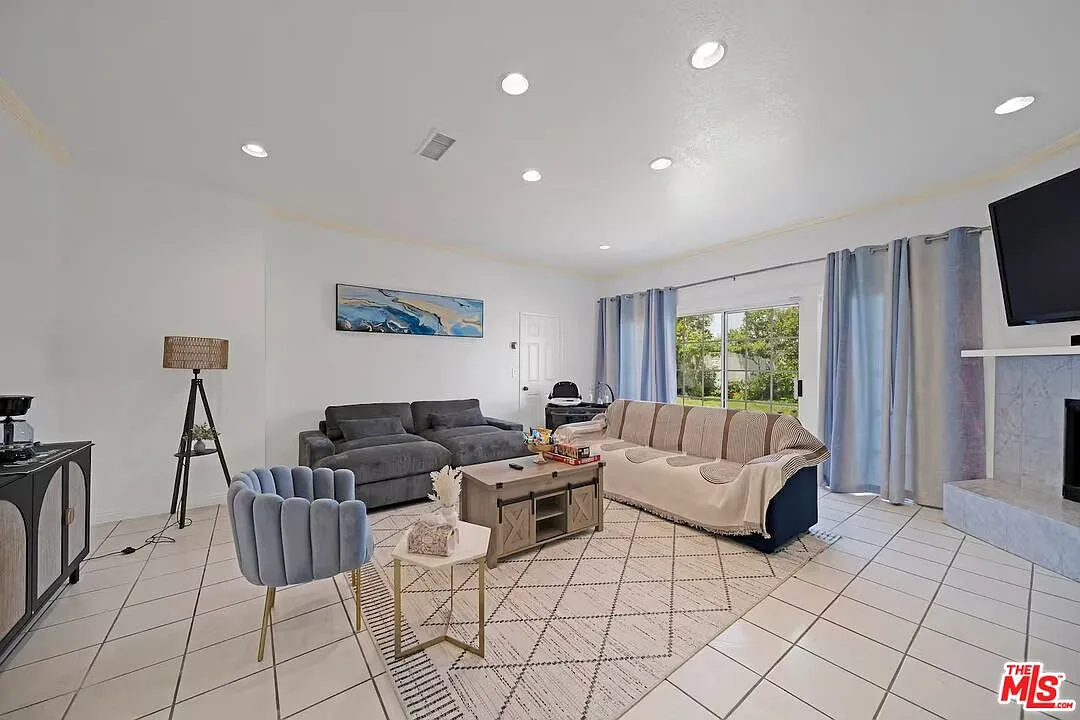 3 bed, 3.0 bath, 2090 sqft, $7,200 — Photo 1