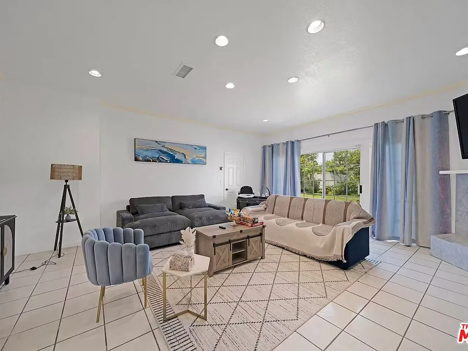 15213 Daphne Ave