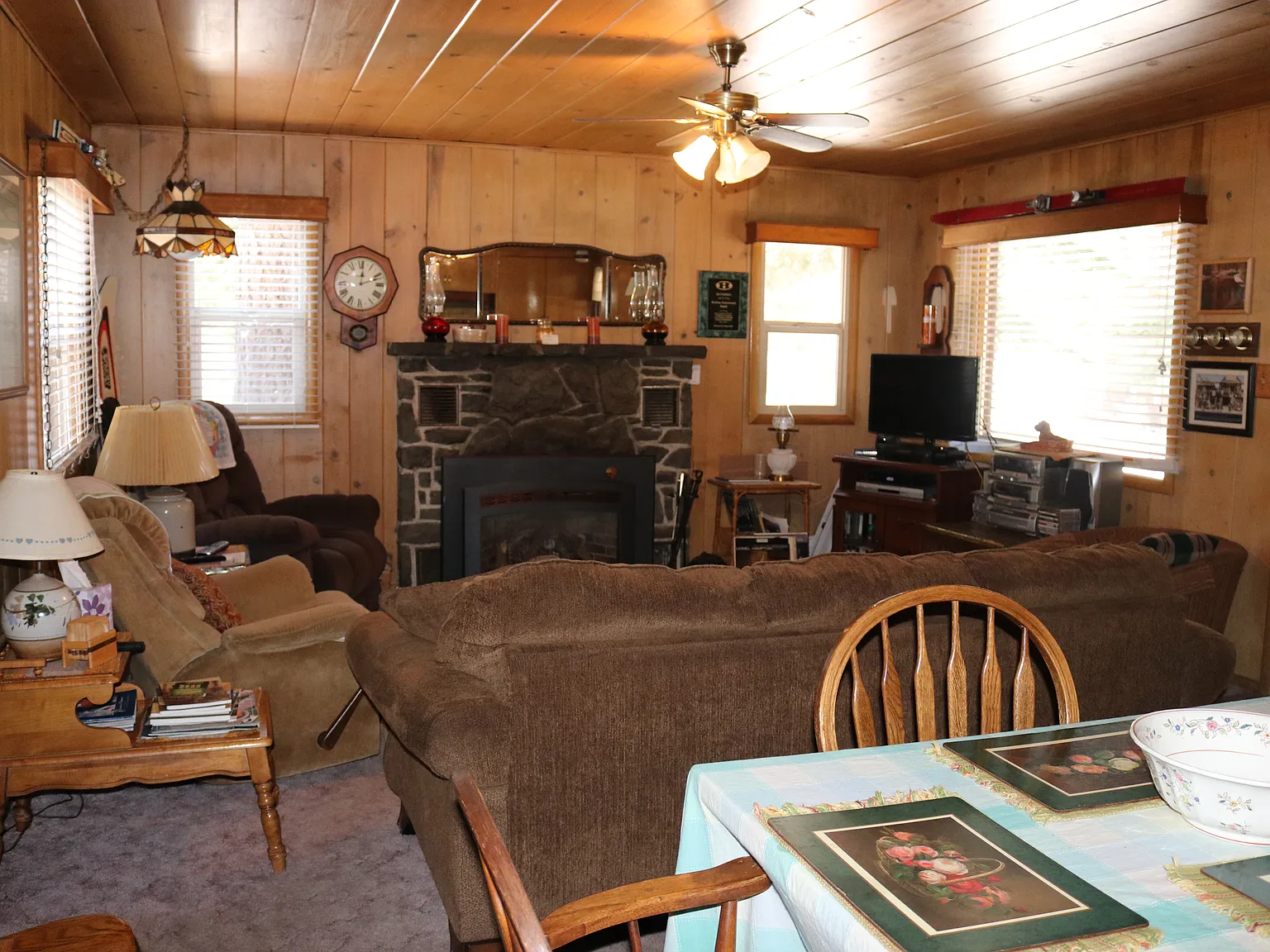 3 bed, 1.5 bath, 1300 sqft, $3,760 — Photo 3