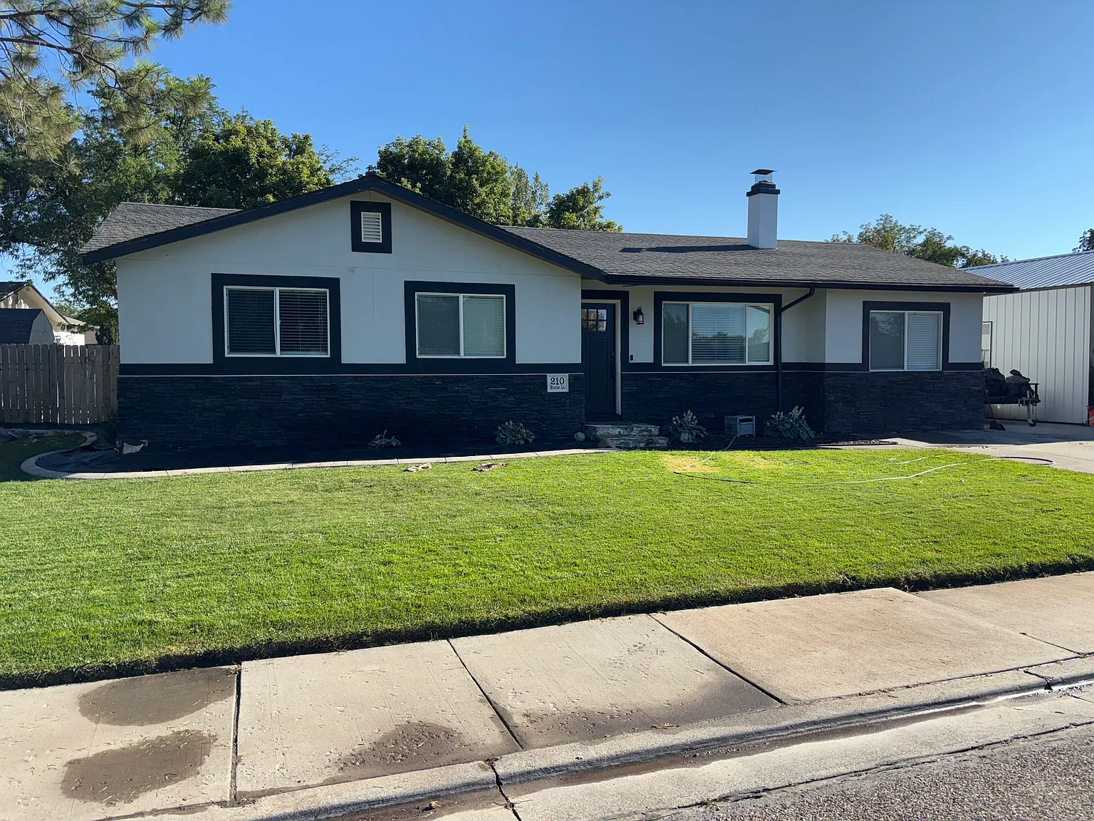 3 bed, 1318 sqft, $1,800 — Photo 1