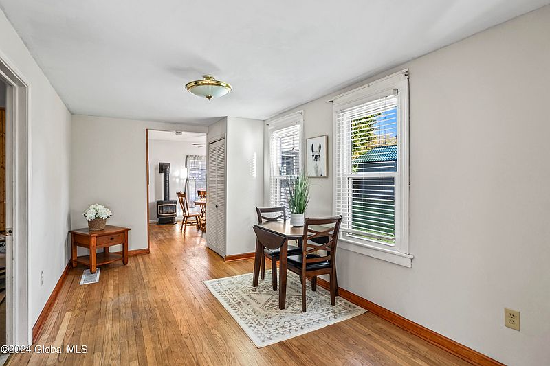 5th image of 488 Maple Avenue