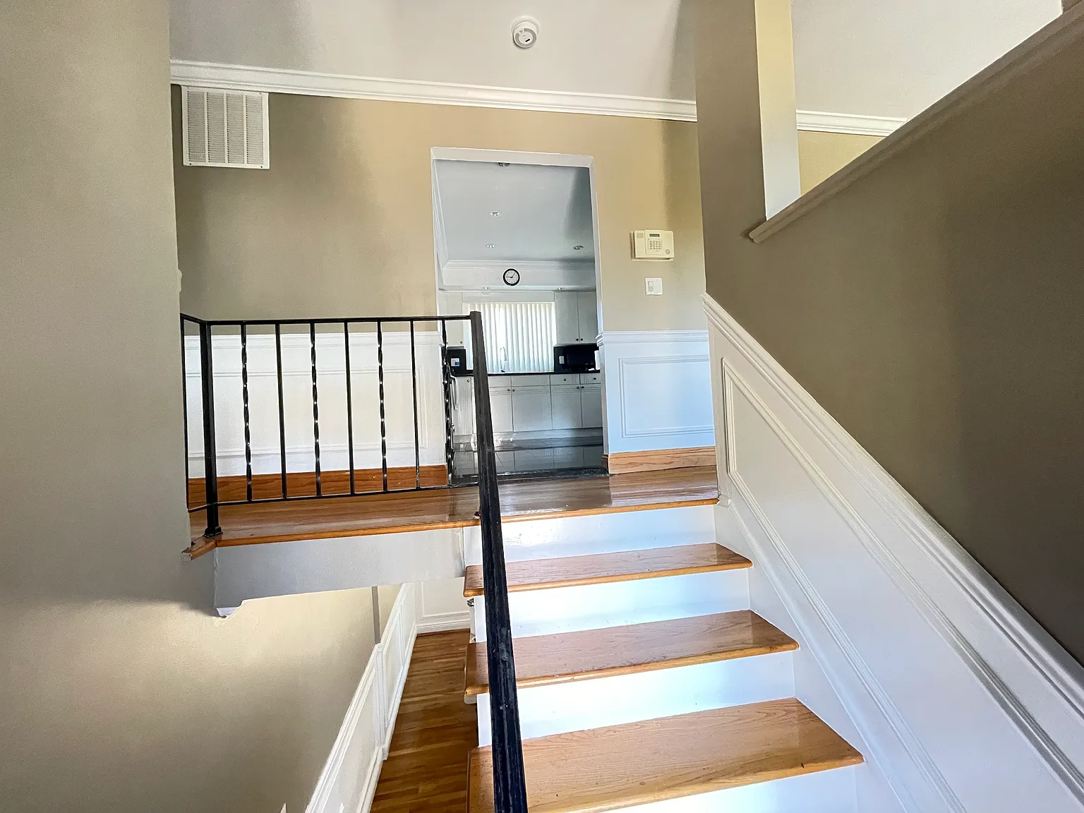 4 bed, 2200 sqft, $4,550 — Photo 3