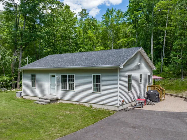 4 Spring Valley Road, Raymond, ME 04071