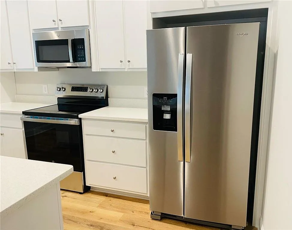 4 bed, 2.5 bath, 2059 sqft, $1,990 — Photo 4