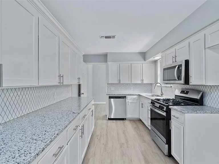 615 S 15th St — Photo 14