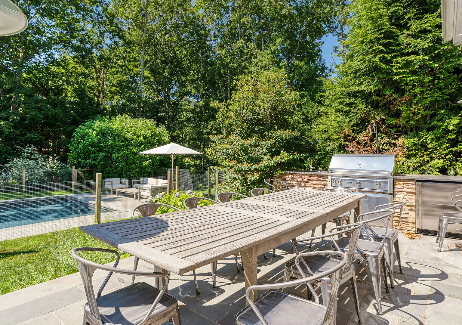 Timeless Hamptons style Beach Home, heated saltwater pool — Photo 3
