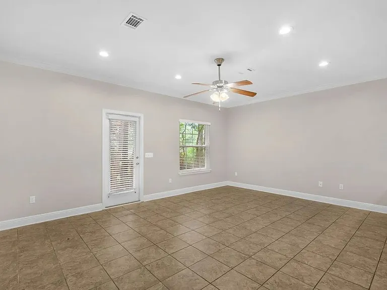 17 W Shady Oaks Ln #C — Photo 6