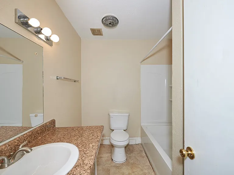 2414 Memorial Blvd #14 — Photo 7