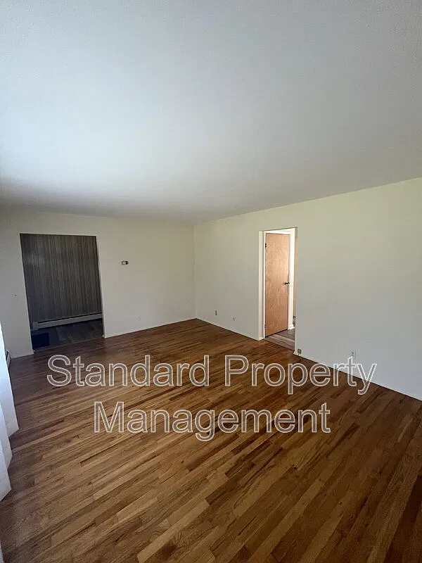 4 bed, 1.5 bath, 1921 sqft, $2,700 — Photo 3