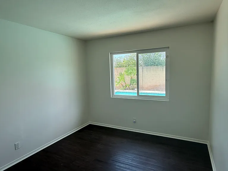 2718 N Linwood St — Photo 9