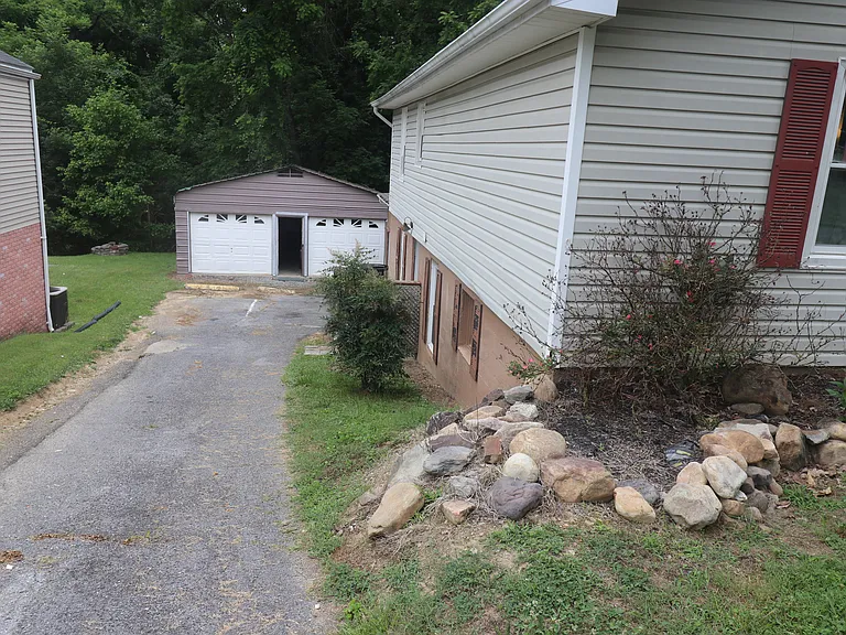 1672 Houston Ave — Photo 22