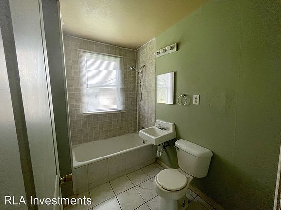 5th image of 828B Jane Dr