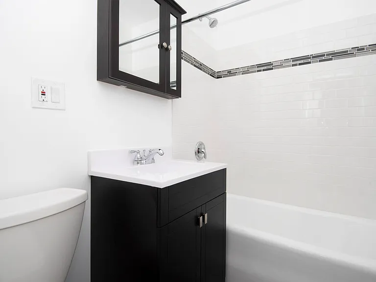 3345 N Marshfield Ave #302 — Photo 4