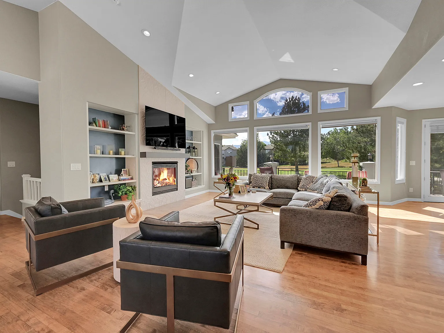 3 bed, 3.5 bath, 4578 sqft, $5,000 — Photo 3