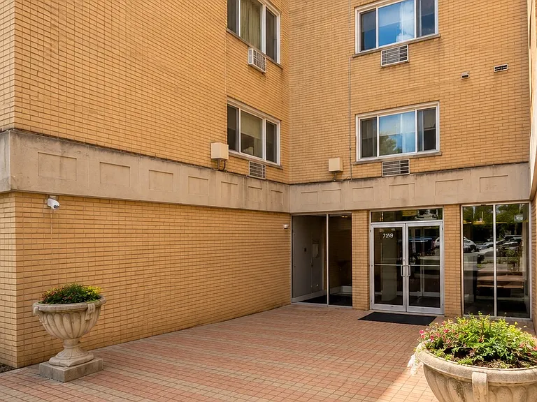 5320 N Damen Ave #201 — Photo 1