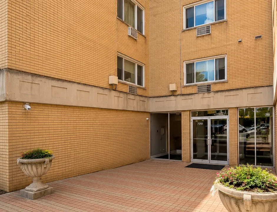 5320 N Damen Ave #201