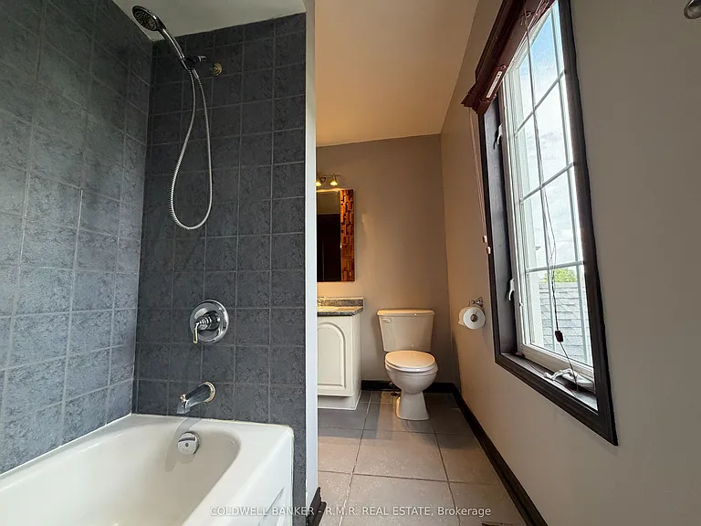 75 Margaret Graham Cres — Photo 18