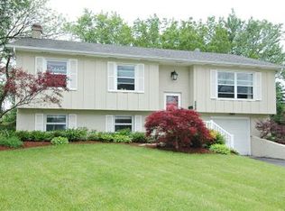 569 Surryse Rd, Lake Zurich, IL 60047