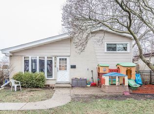 28 S Lodge Ln, Lombard, IL 60148