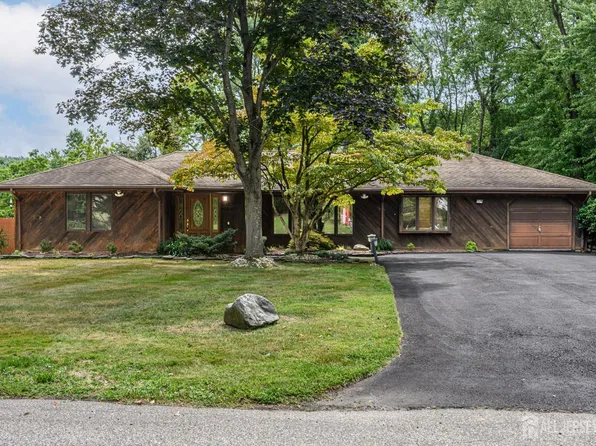 10 Deercrest Dr, Holmdel, NJ 07733