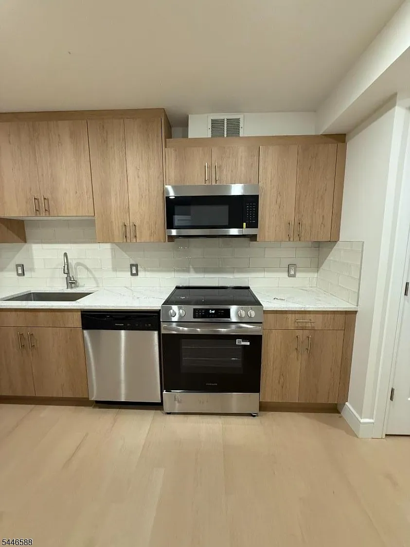 2 bed, 1.0 bath, $3,900 — Photo 4