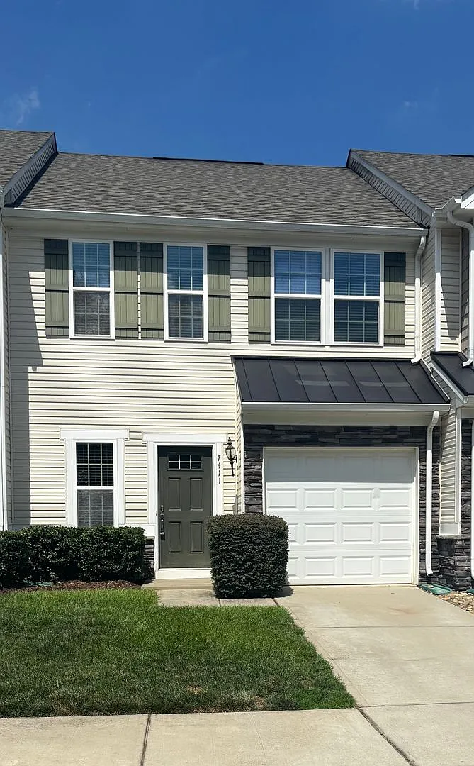 Convenient 2 Bed Townhome in Gated Community! — Photo 1