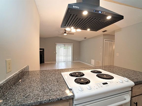 5th image of 915 Pinegrove Ave
