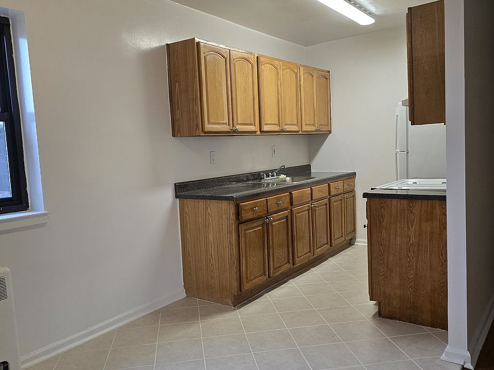 2nd image of 463 Pelham Rd APT 3A