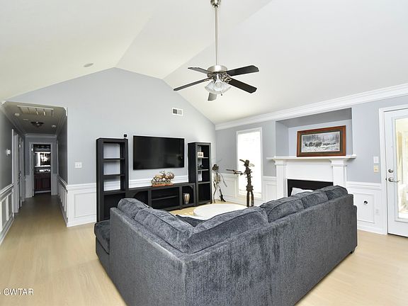 3rd image of 114 Roxbury Dr