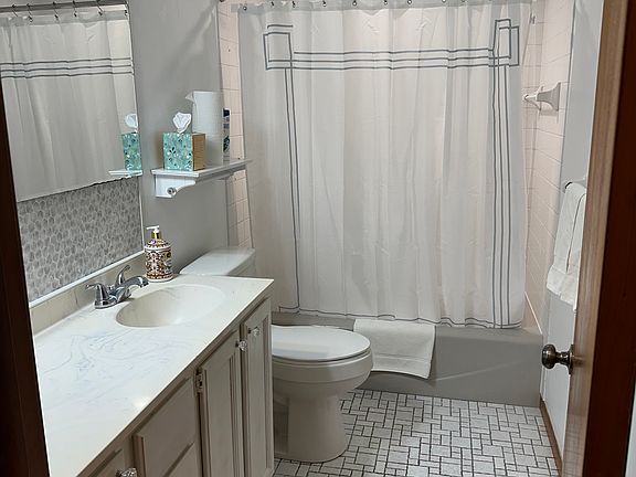 5th image of 496 7th St N #1