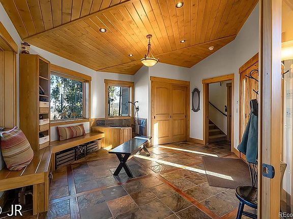 Entry/mud/laundry room