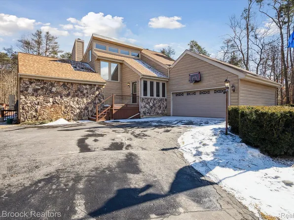 4570 Pineway Dr, Fenton, MI 48430