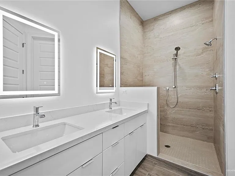 2716 E Conroe Rd — Photo 15