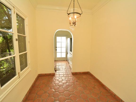 5th image of 511 N Sycamore Ave