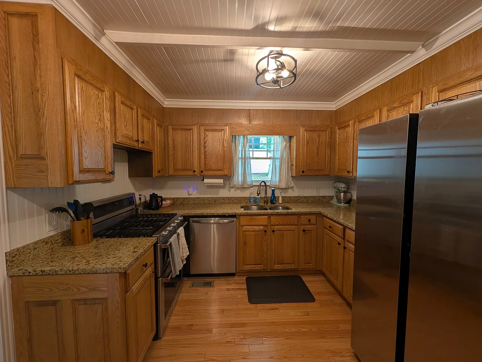 4 bed, 1972 sqft, $4,000 — Photo 2
