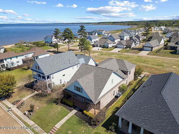 3rd image of 606 Arbor Way