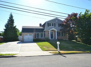 17 Wade Dr, Lake Grove, NY 11755